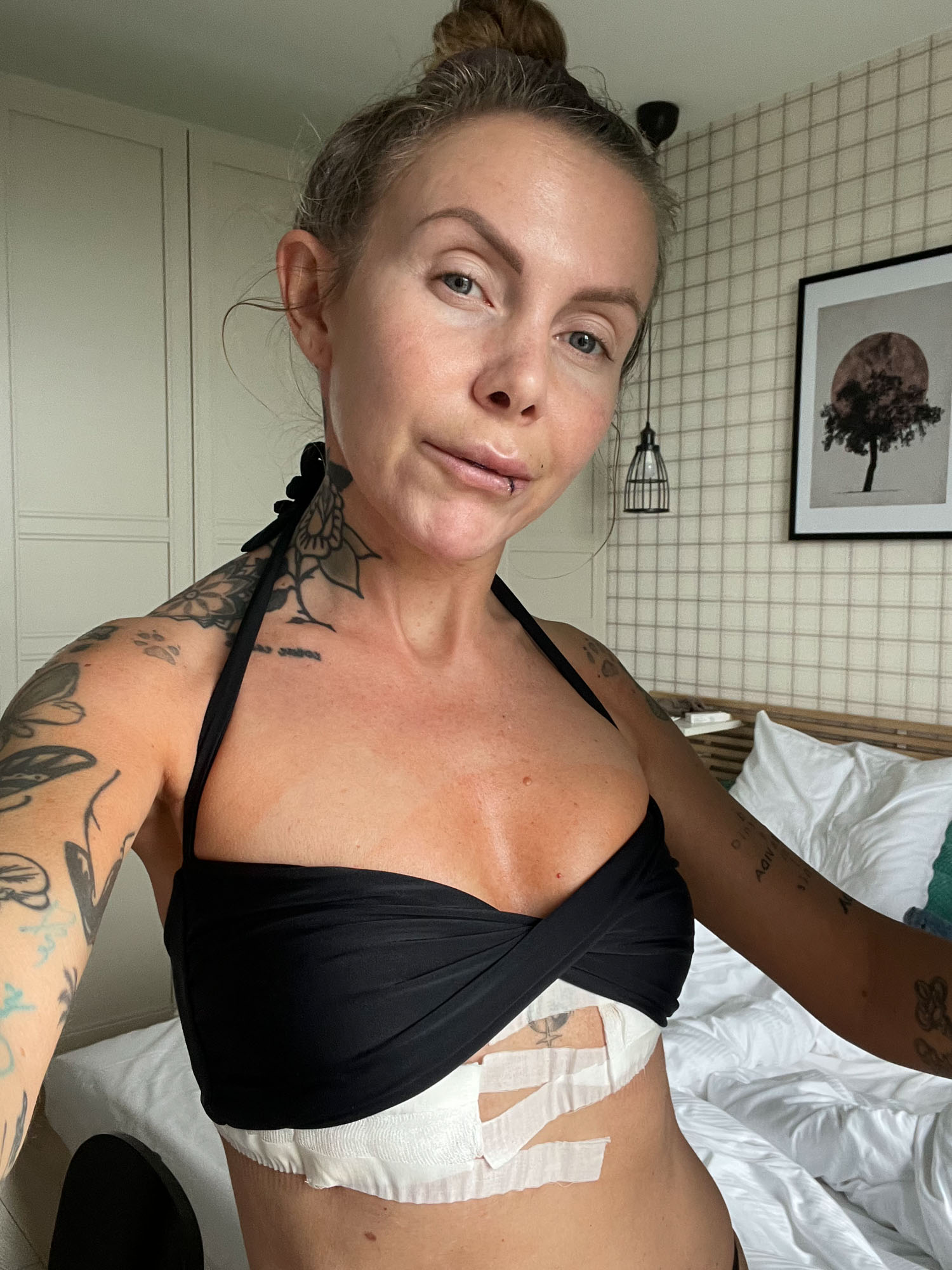 Mały biust w bikini bodya